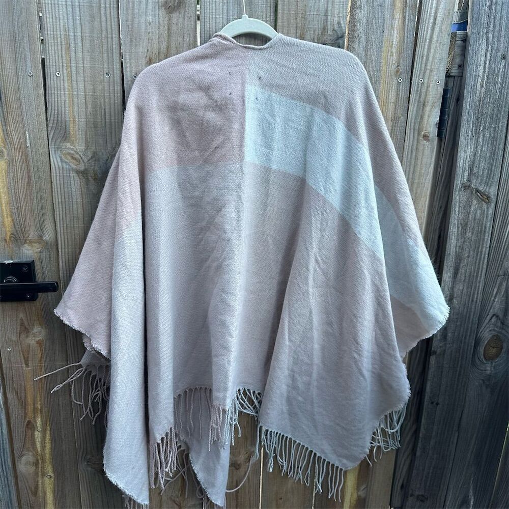 Nwt Soia & Kyo Women's Beige Poncho Shawl Fringe Wrap One Size — image 6 of 6